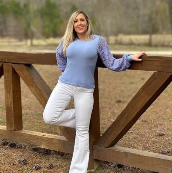 Meet your Posher, Lori - Picture 1 of 1